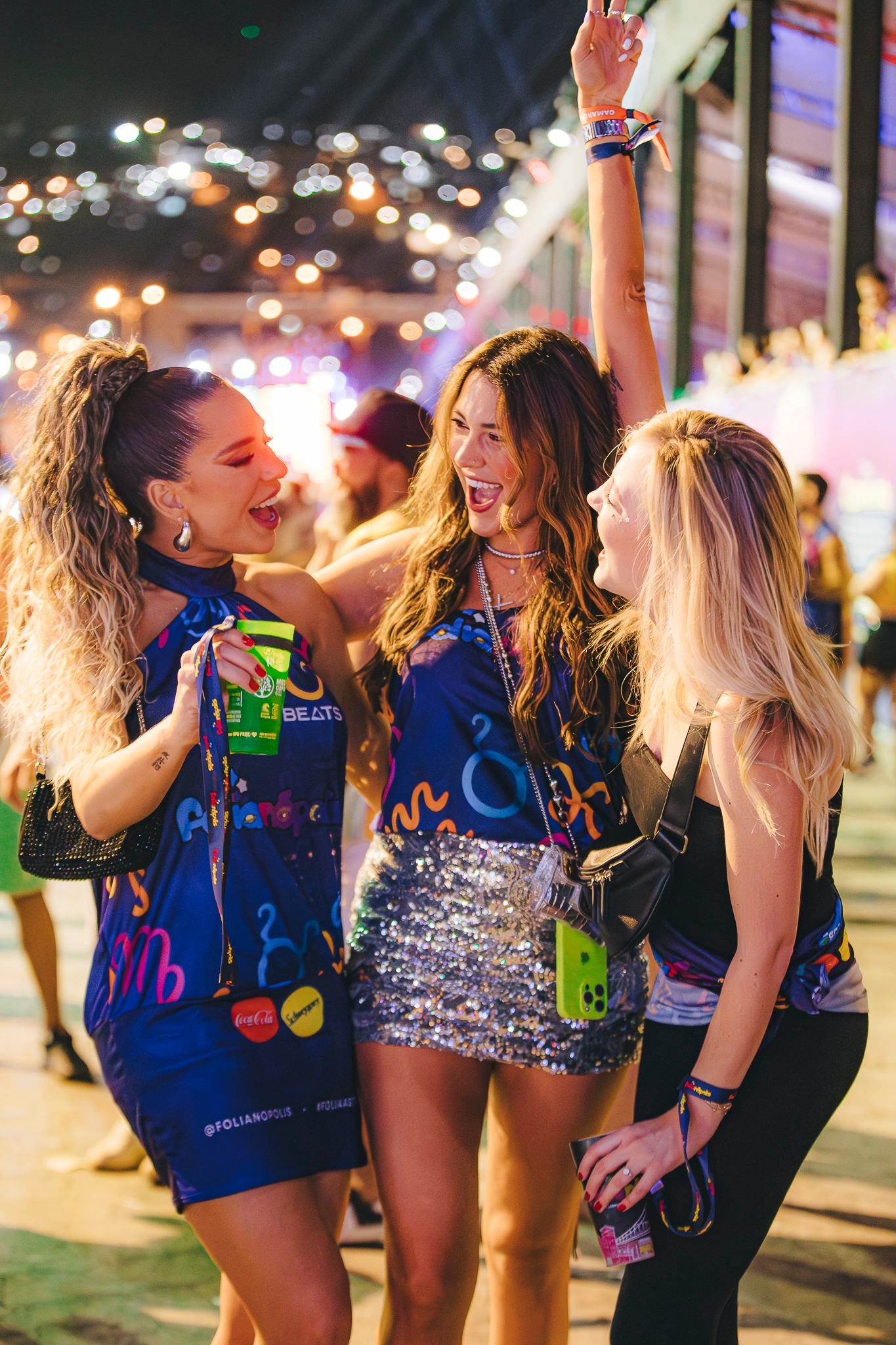 Amigas se divertindo durante a micareta
